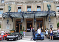 Une voiture s'invite à l'intérieur du Casino Café de Paris à Monaco ! (1).jpg